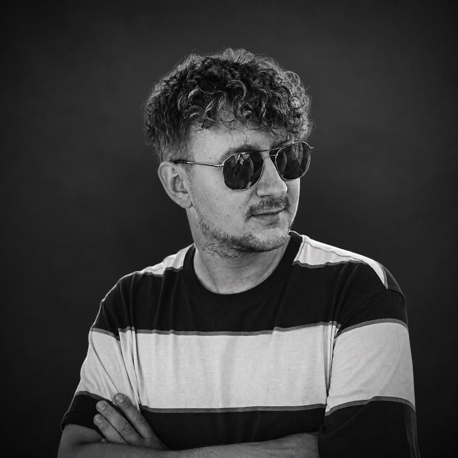 Chris Bäcker – Schwarz-Weiß-Porträt.