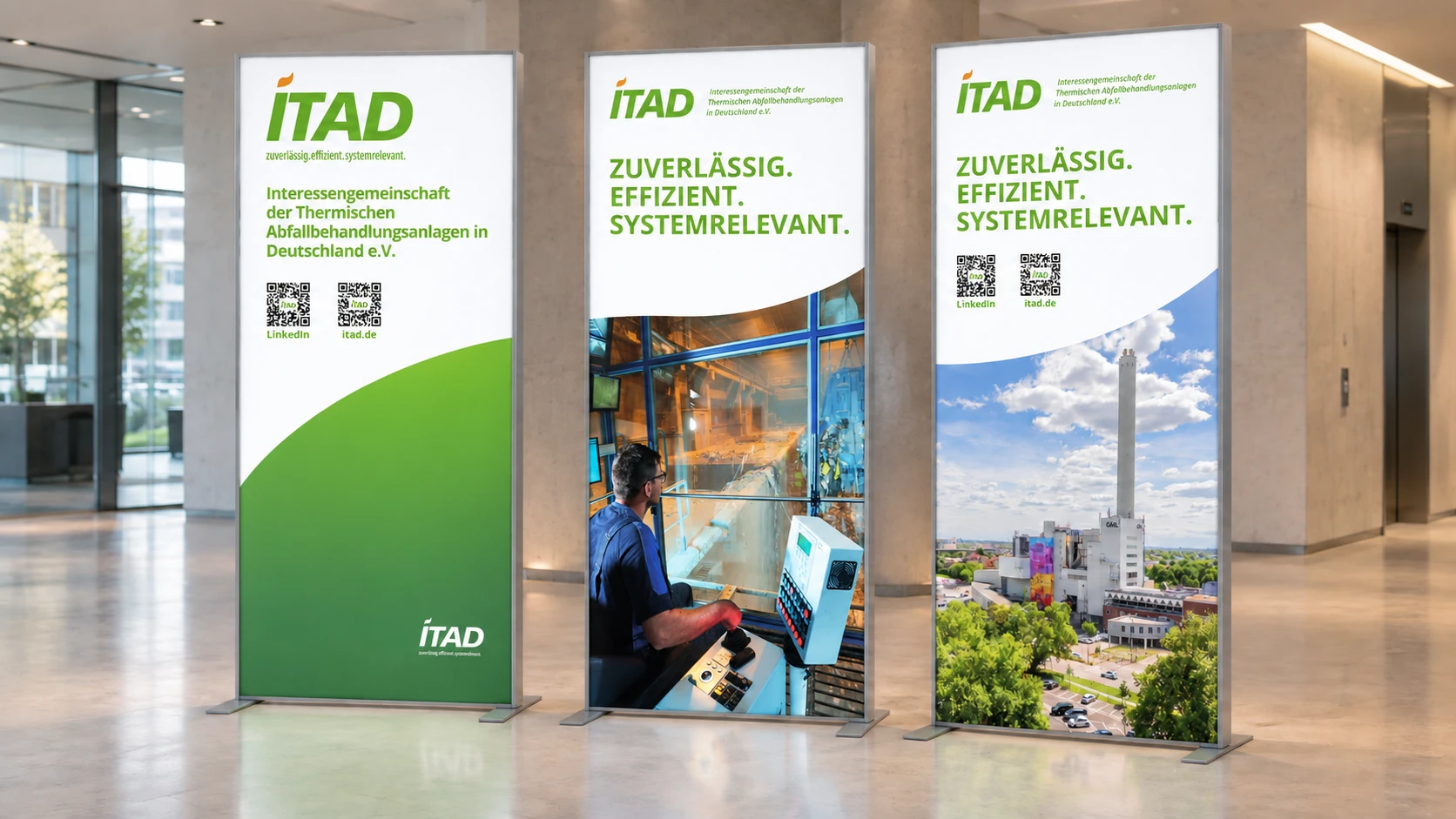 Mockup: drei beleuchtete ITAD-Displays im Stil von PIXLIP POP in einem modernen Foyer
